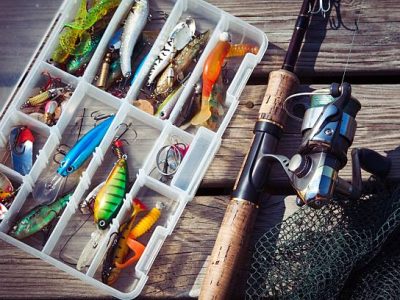 Les meilleurs équipements de pêche pour une journée au bord de l’eau