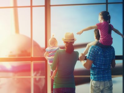 Voyagez avec votre bébé : Produits essentiels pour des vacances en famille sans stress