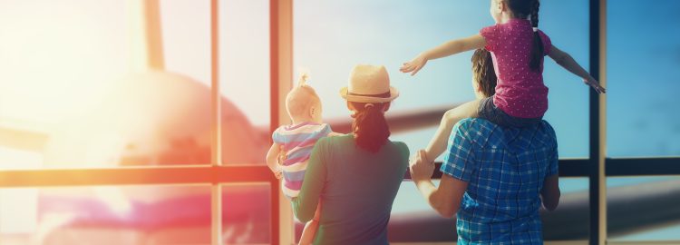 Voyagez avec votre bébé : Produits essentiels pour des vacances en famille sans stress