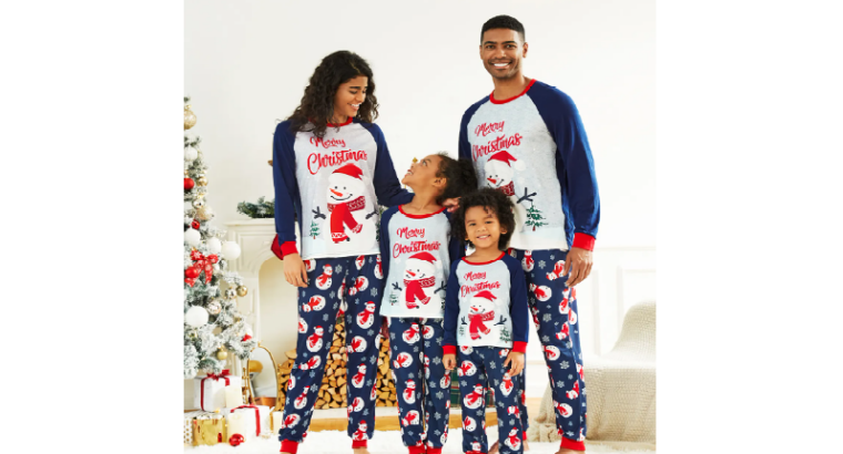 Pyjama de Noël familial bleu foncé – Imprimé bonhomme de neige et lettres rouges